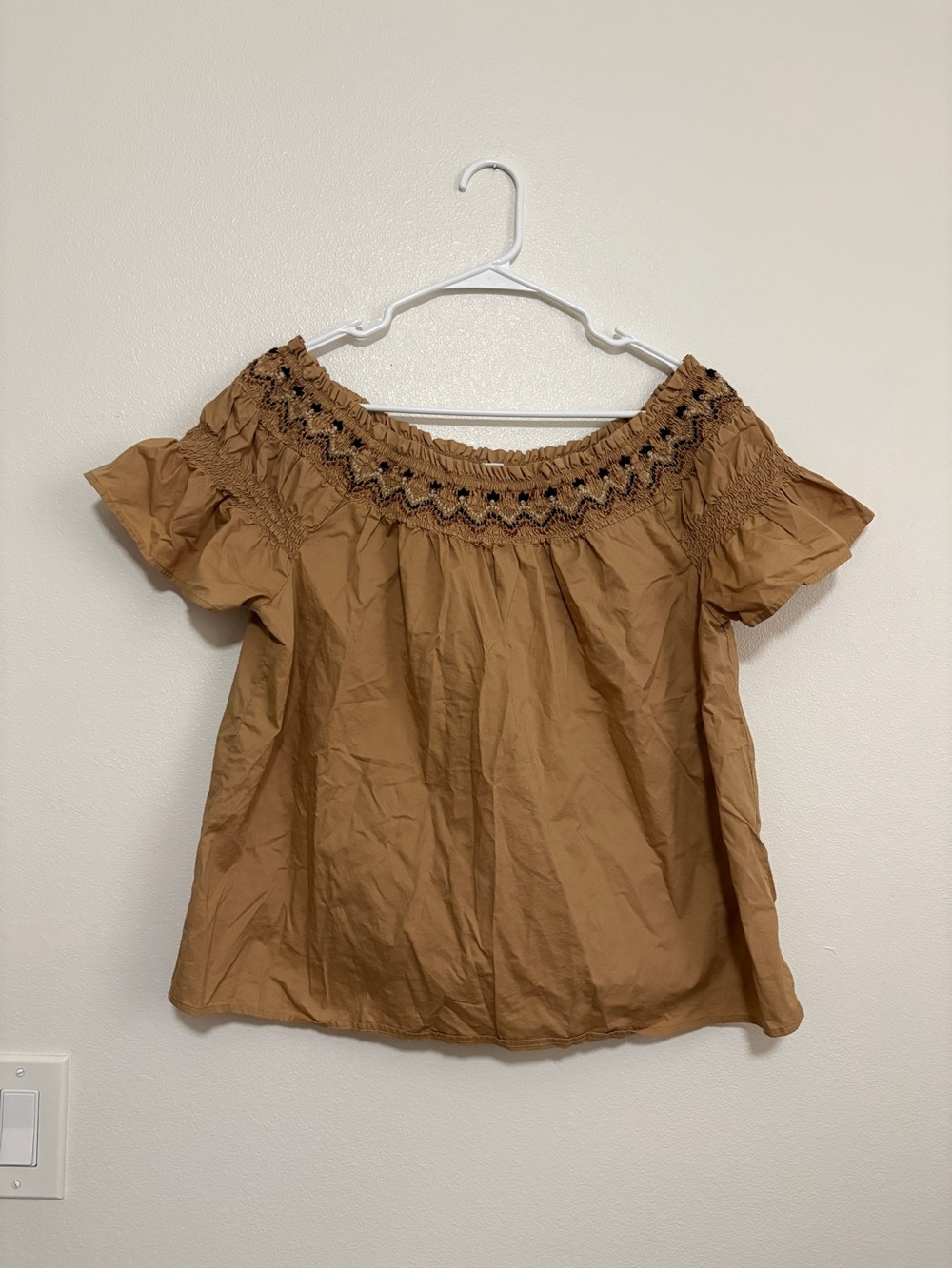 Women’s Old Navy Off-Shoulder Smocked Top in Camel Size Large - Picture 3 of 6